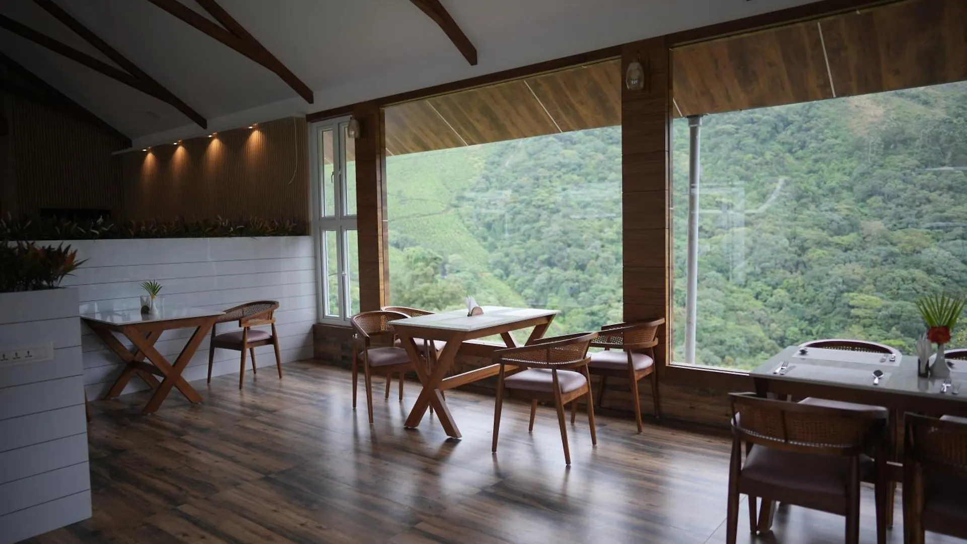 Hotel The Teatree Munnar Suryanelli